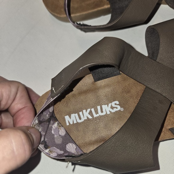 Muk Luks About Mary Brown Sandals with Floral Back Strap Size 6 NWOT - Picture 4 of 5